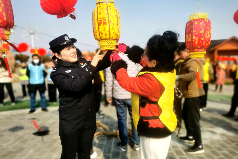 2月12日，枣庄市公安局山亭分局冯卯派出所在独孤城长城风景旅游区邀请群众参加“猜谜闹元宵，警民话反诈”活动。