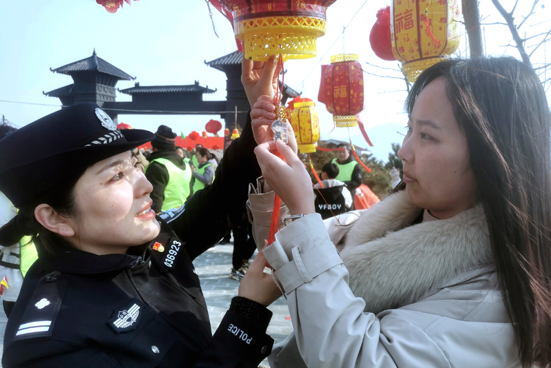 2月12日，枣庄市公安局山亭分局冯卯派出所在独孤城长城风景旅游区开展“猜谜闹元宵，警民话反诈”活动，向群众宣讲反诈骗常识。