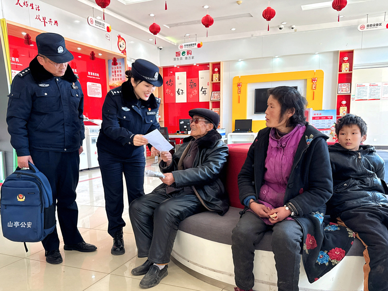 2月7日，枣庄市公安局山亭分局冯卯派出所户籍民警张婷婷（左二）将户籍证明材料及时送到80多岁的刘大爷手中（左三），老人高兴得连声夸赞。